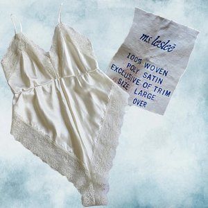 1980s Vintage Ms.Leslee Soft Nightgown Romantic Lace-Trimmed Sleepwear